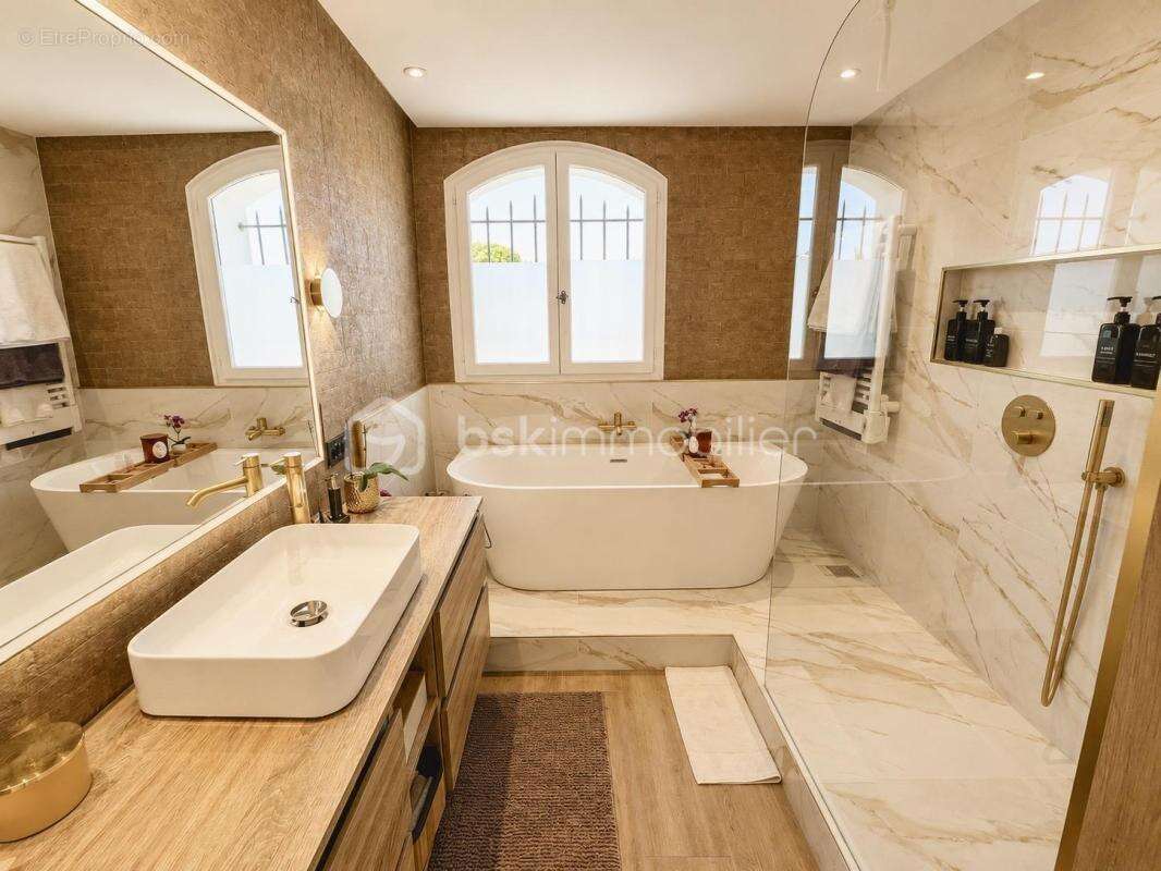 Maison à LE MUY