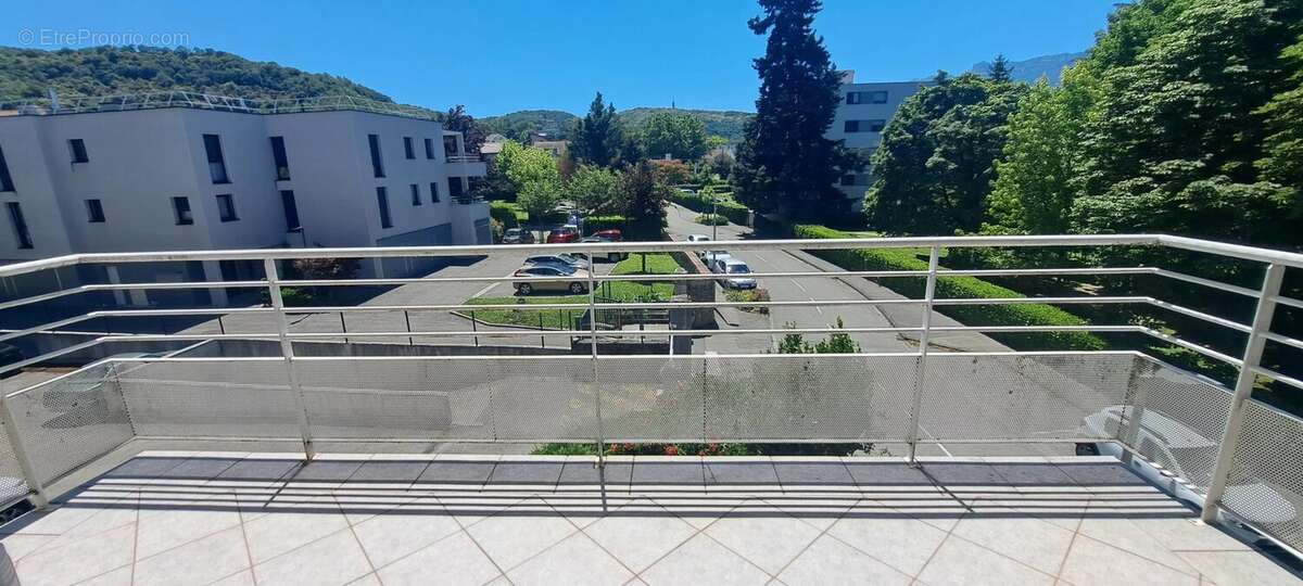 EYBENS LE BOURG - T4 de 82 m2, parking privatif, poss garage - photo 4