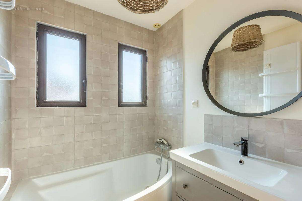 Maison familiale – mions quartier résidentiel – étage rénové – terrain piscinable – maison intergénérationnelle - photo 14