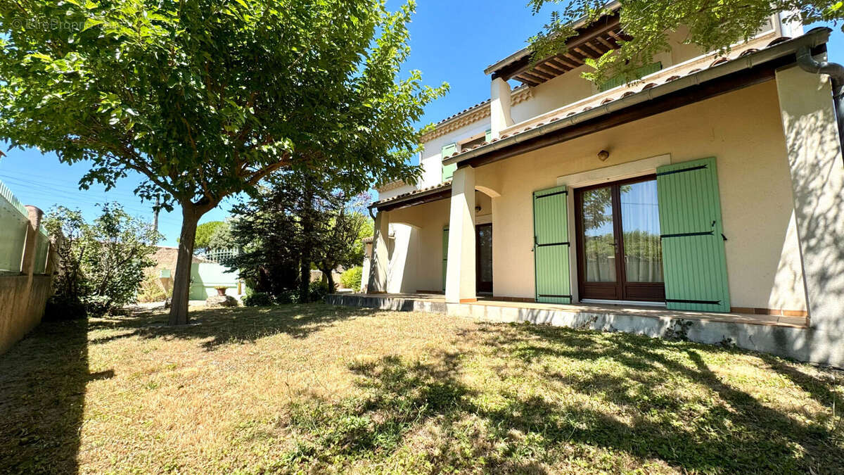 Maison à ENTRAIGUES-SUR-LA-SORGUE