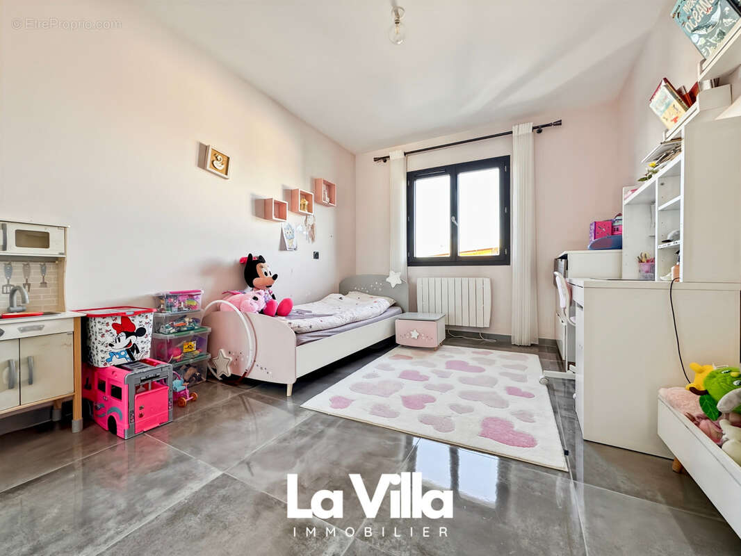 Maison à ENTRAIGUES-SUR-LA-SORGUE