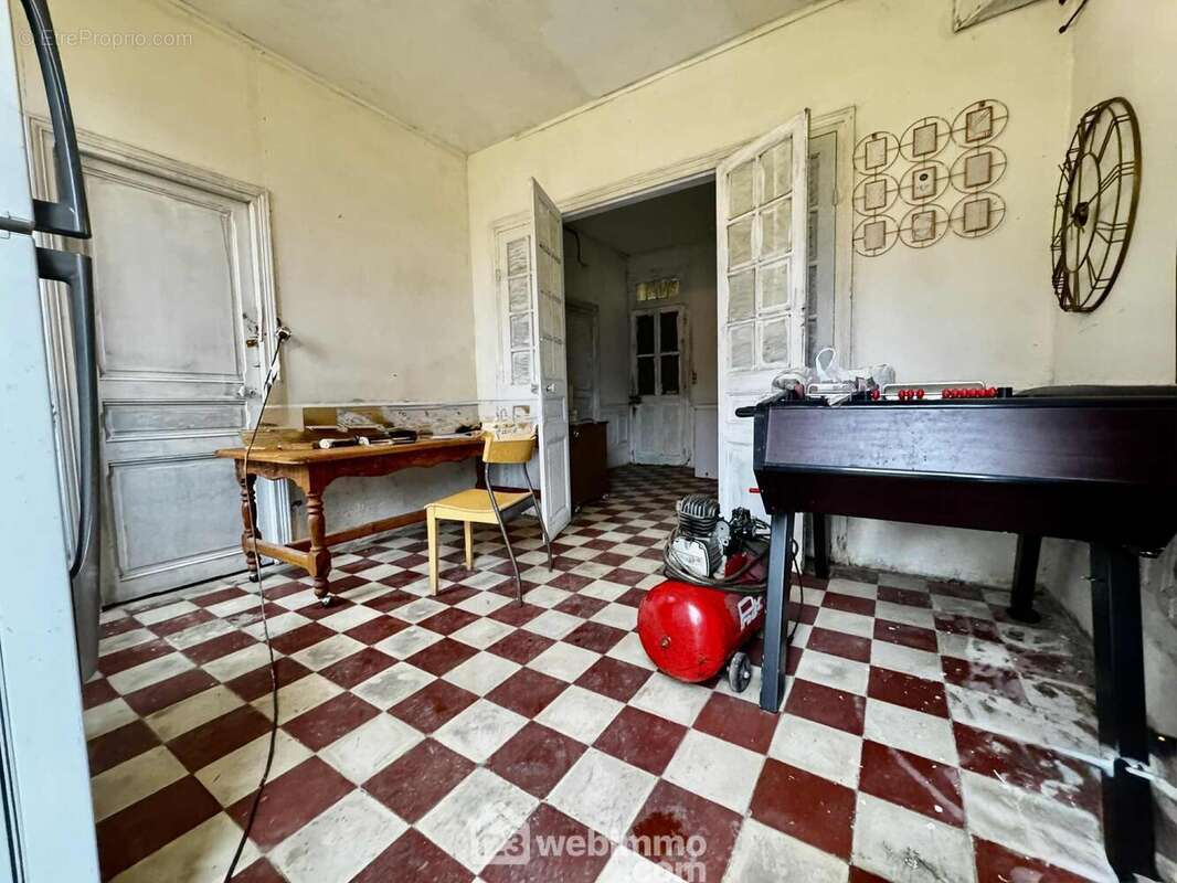 Entrée à réaménager, laissant place à la création d?un espace accueillant et fonctionnel - Maison à VERSIGNY