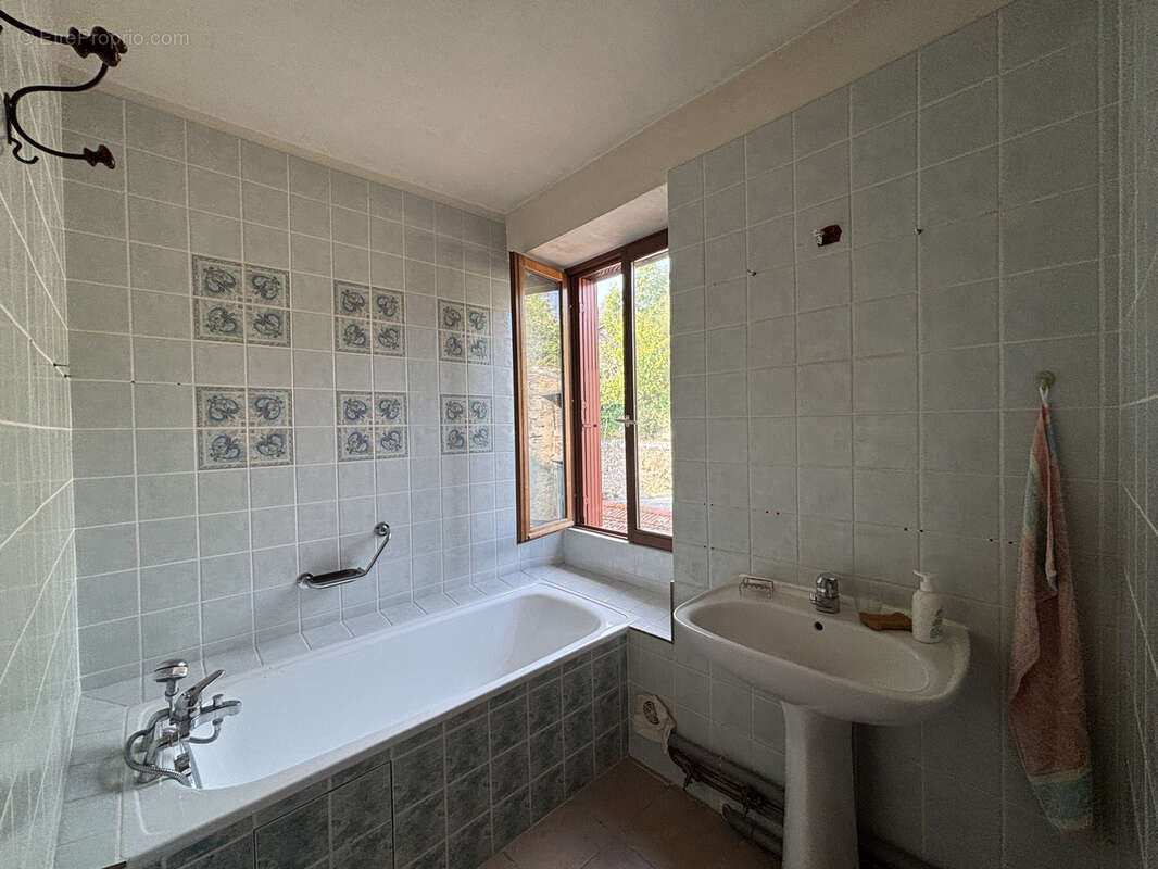 Appartement à SAINT-JULIEN-MOLIN-MOLETTE