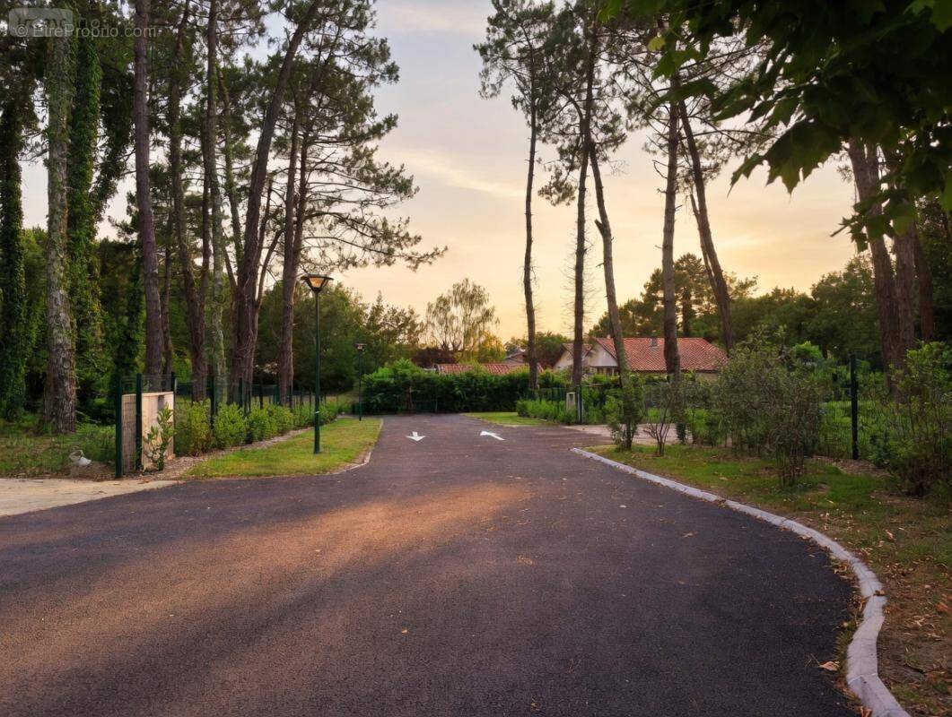 Terrain à CASTRES-GIRONDE