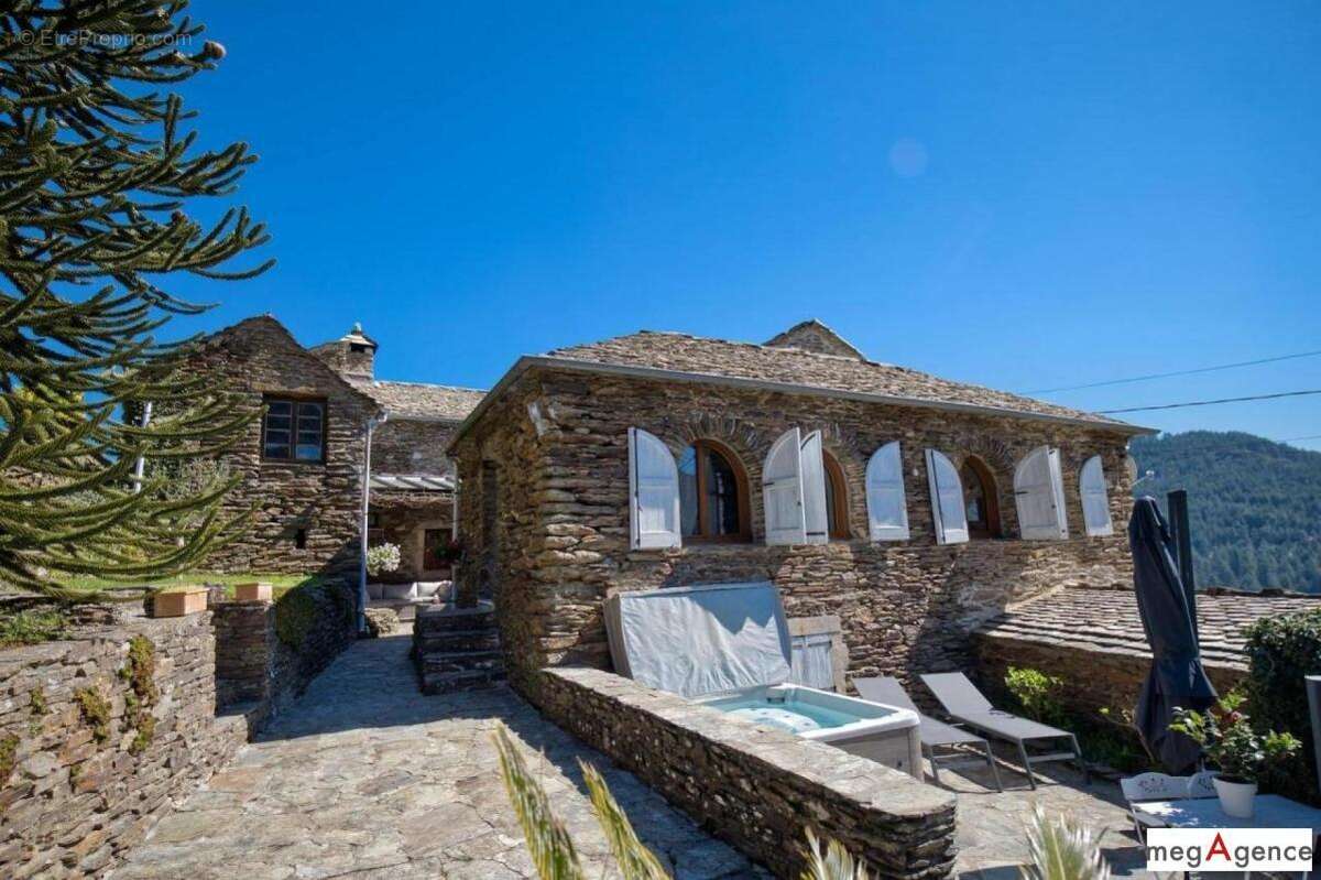 Maison à LE COLLET-DE-DEZE