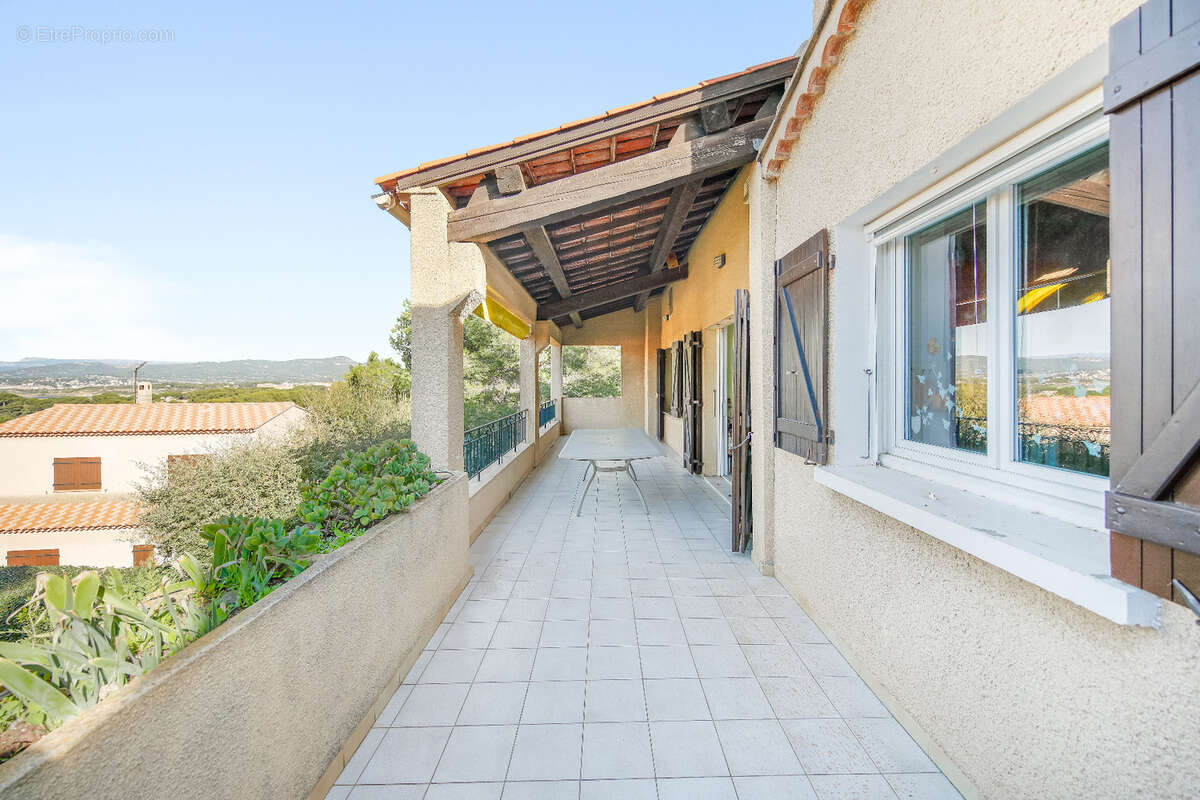 Six Fours Les Plages, Rayolet, Villa T8 de 248m2, Vue mer et proche plage - photo 5