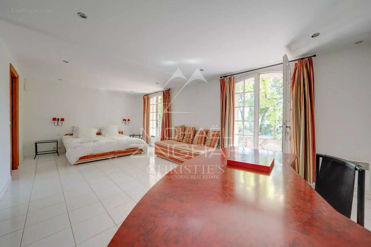 Maison à SAINT-CYR-SUR-MER