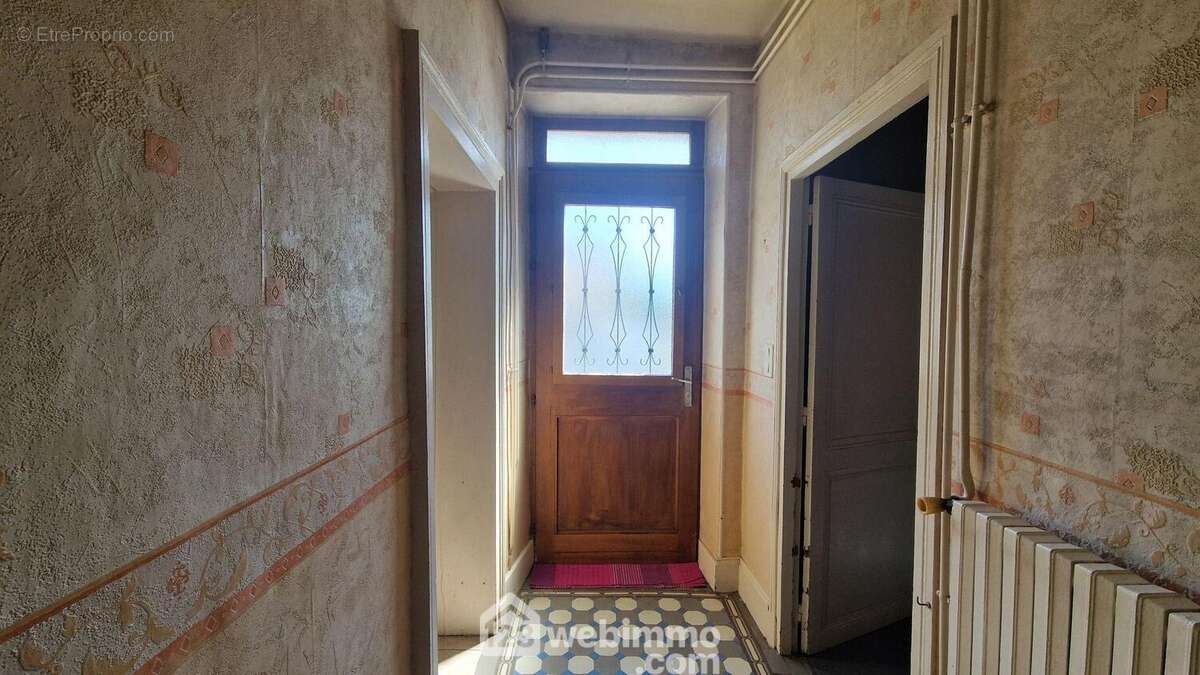 Au rez de chaussée, une belle entrée distribue...