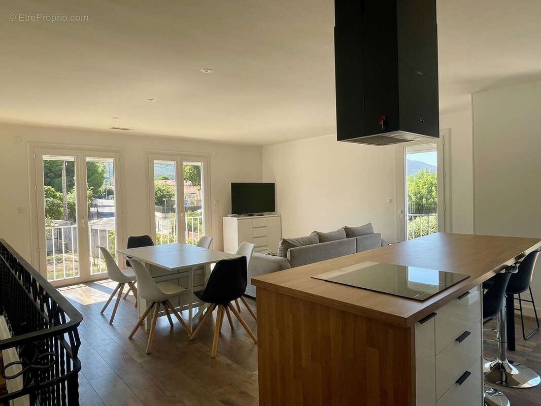 Exclusivité au pied du massif des albères : villa 4 faces rénovée de 146 m2 avec piscine et garage - photo 2