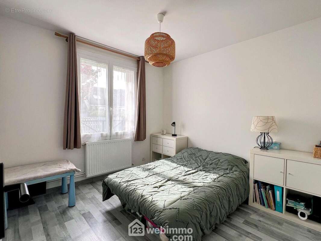 ... de 12 et 9 m²... - Maison à AVRILLE