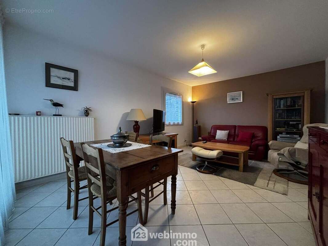 Et le séjour / salle à manger de 19,6 m2. - Appartement à CHATELLERAULT