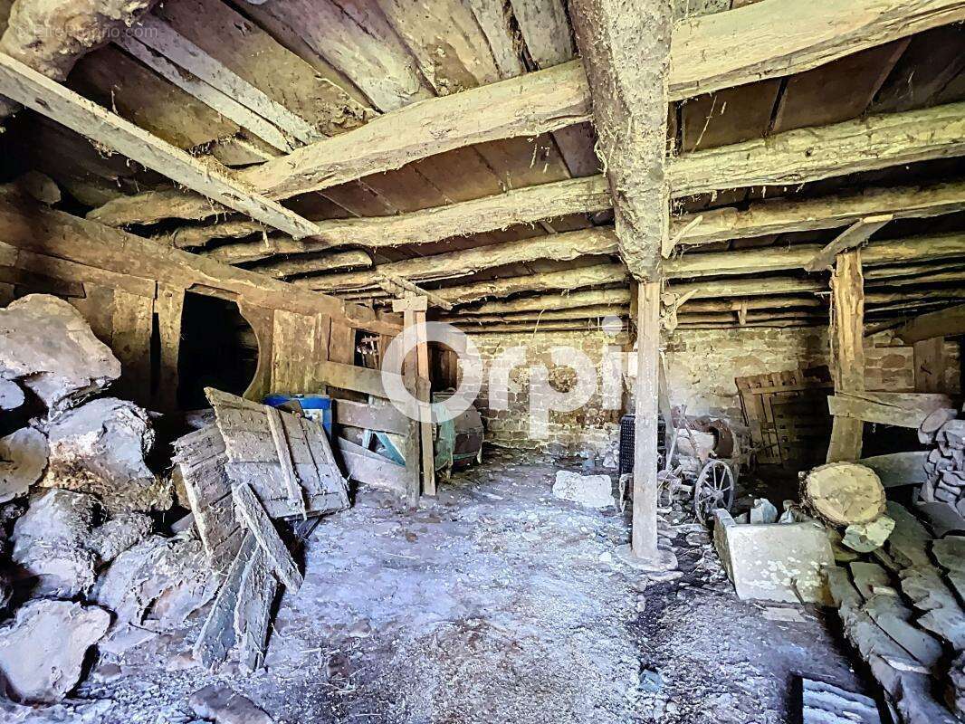 Maison à LES QUATRE-ROUTES-DU-LOT