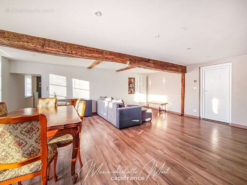 Maison à BAGE-LE-CHATEL