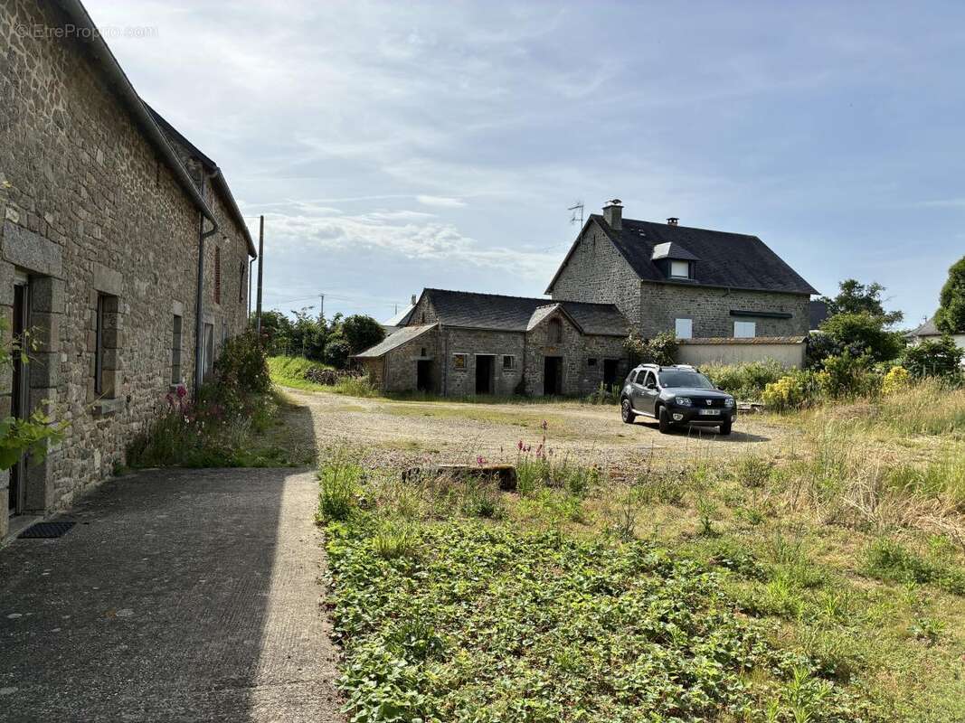 Maison à LA BAZOGE-MONTPINCON