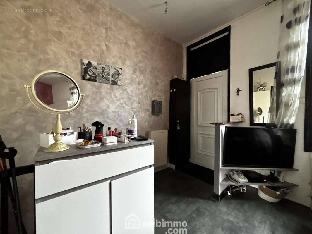 Au-delà de l'entrée, la pièce de vie de 32 m2 : - Maison à CHATELLERAULT