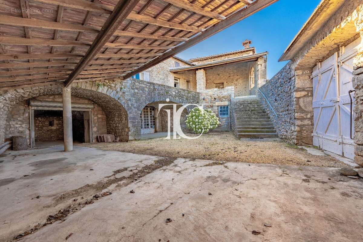 Maison à BERRIAS-ET-CASTELJAU