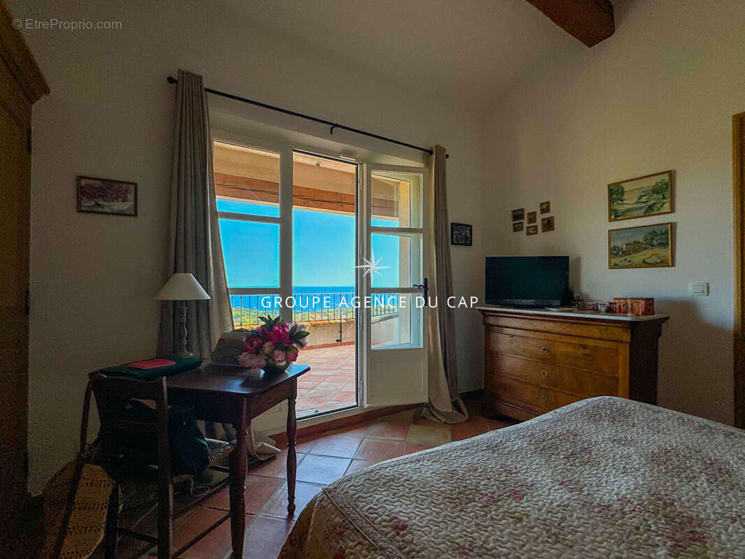 À vendre magnifique villa de type provençal aux issambres 180m2 vue mer sur le golfe de st tropez - photo 15