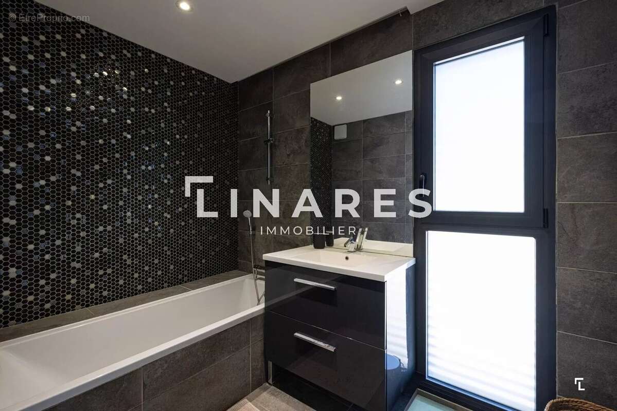 LA CONFIDENTIELLE - Villa T4/5 de 155m² - Piscine - Garage 39m² - Terrain 985m²  - 13012 MARSEILLE - photo 17