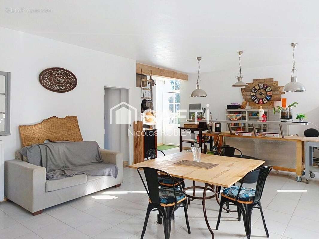 Maison 290 m² à Le Vanneau-Irleau  - photo 3