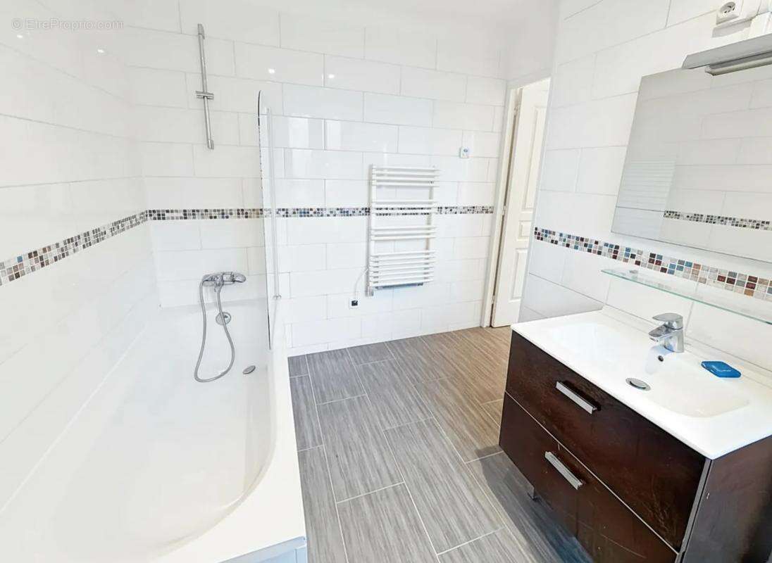 Appartement à CHARENTON-LE-PONT
