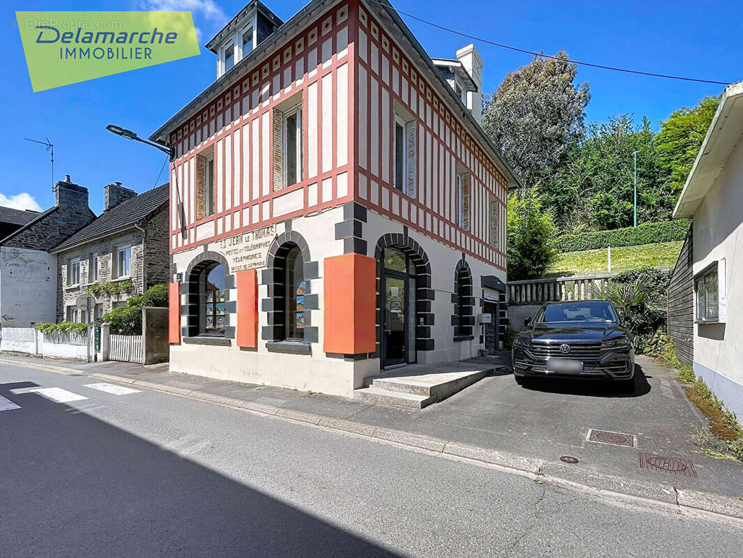 Immeuble historique - 2 appartements et 1 local commercial - Saint-Jean-le-Thomas (50530) - photo 2
