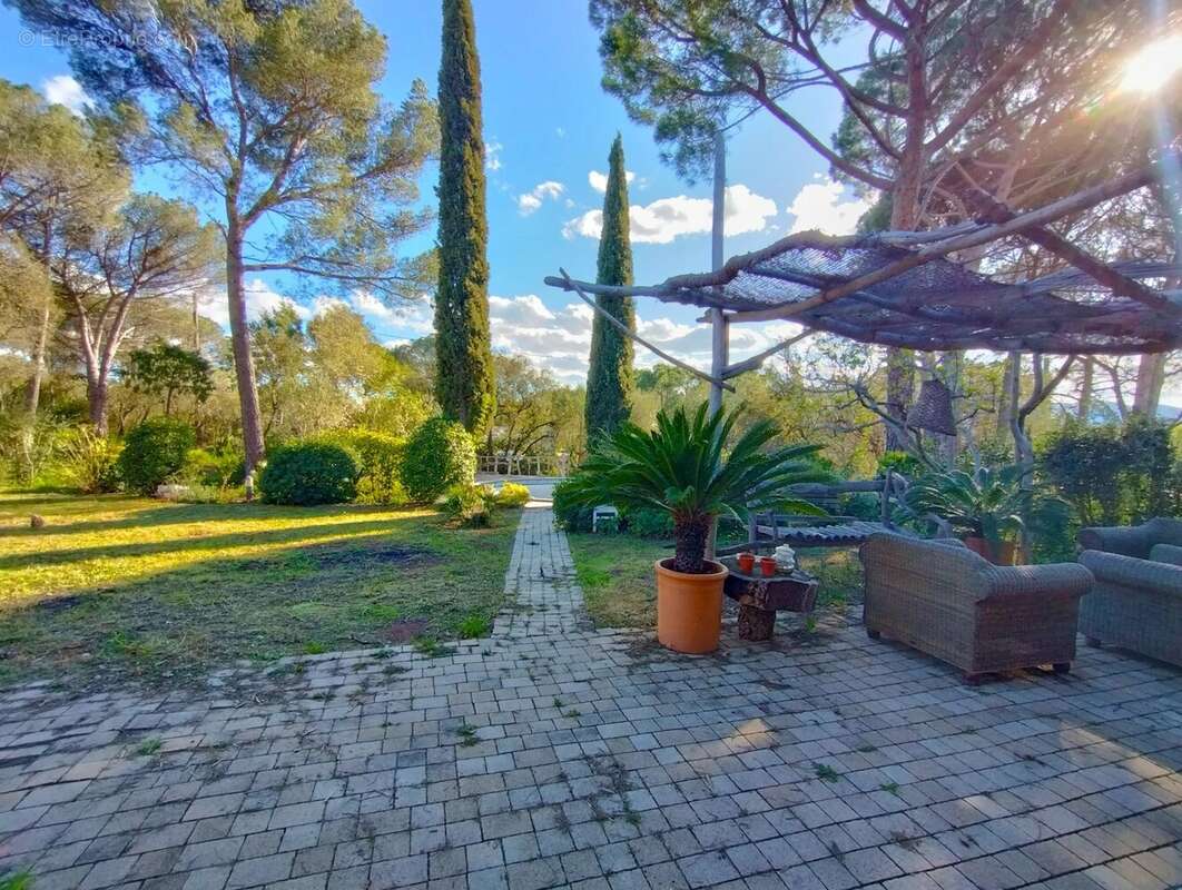Maison à ROQUEBRUNE-SUR-ARGENS