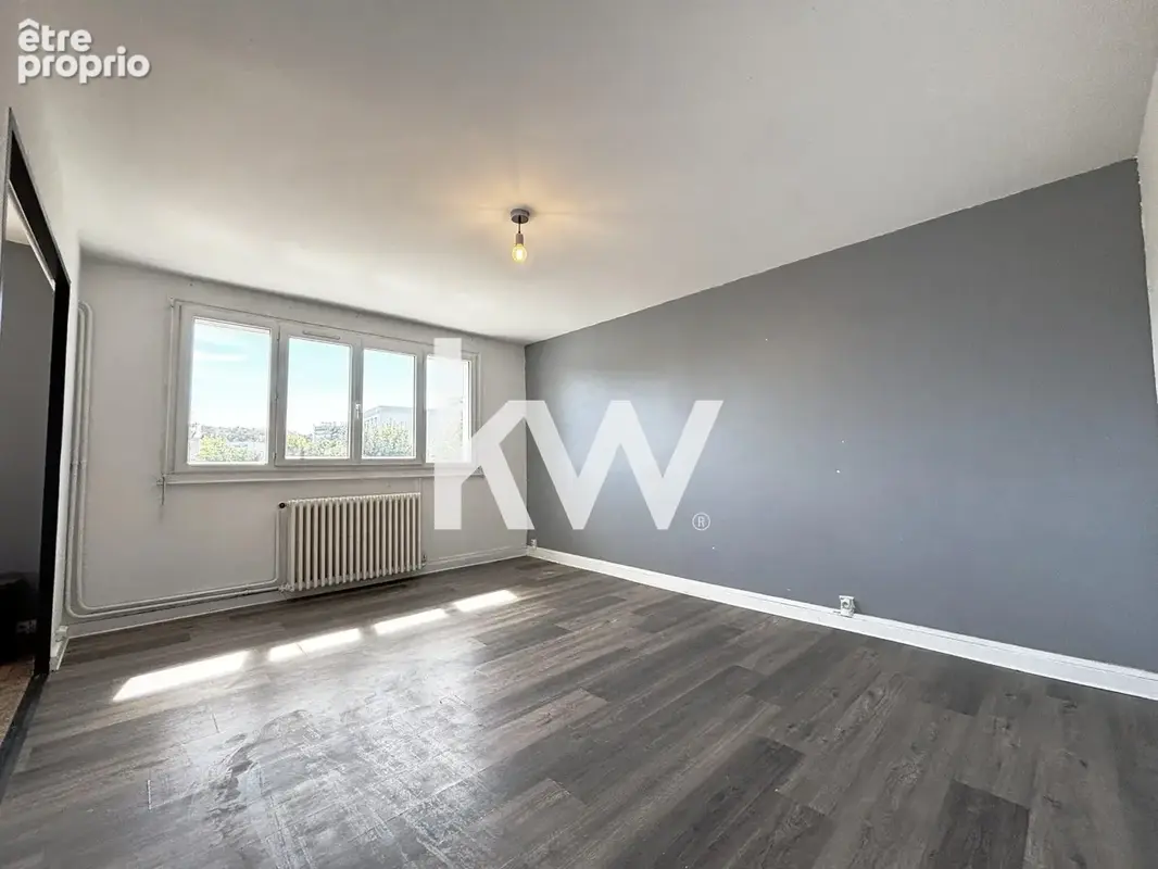 Appartement à SAINT-PRIEST-EN-JAREZ