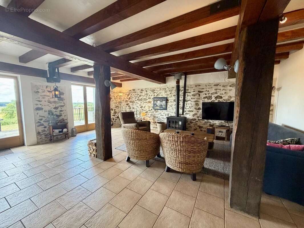 Grand ensemble, entièrement isolé avec 1,4 hectare à vendre près de Remilly - photo 4