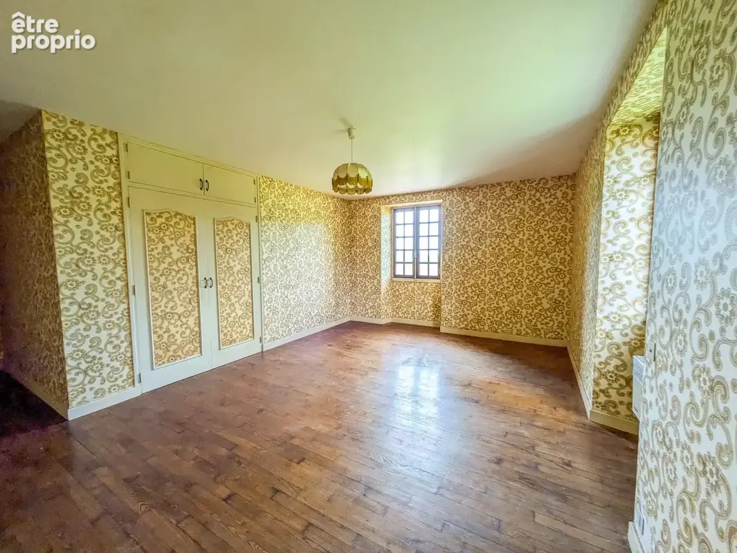 Un joyau rural — ferme, appartement, granges et 1,6 hectare. - photo 7