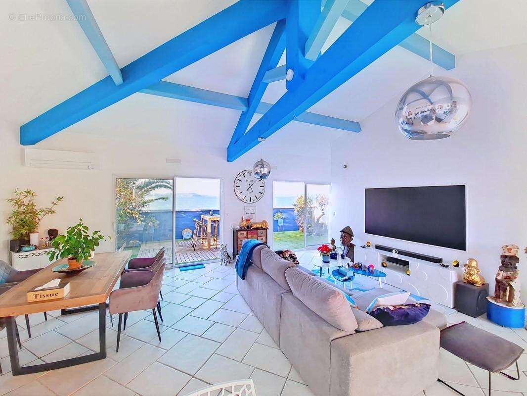 Maison à SAINT-MITRE-LES-REMPARTS