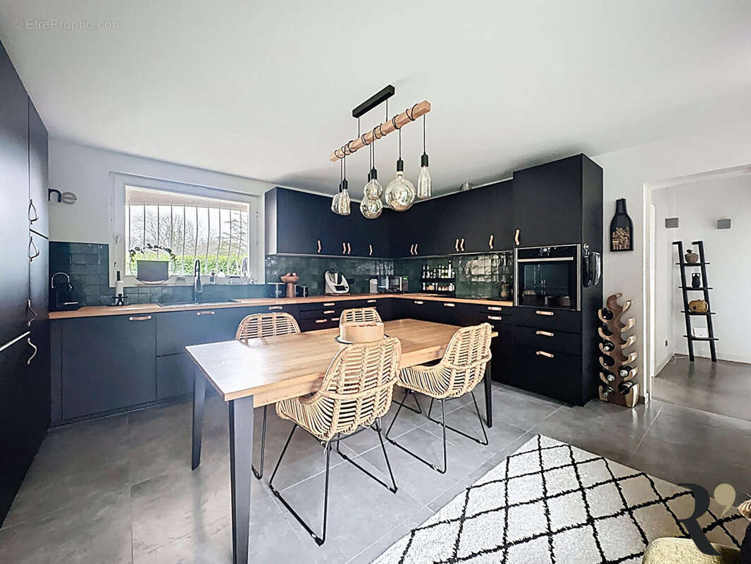 Maison T6 - 200 m² - Terrain 2800 m² - Mons - photo 4
