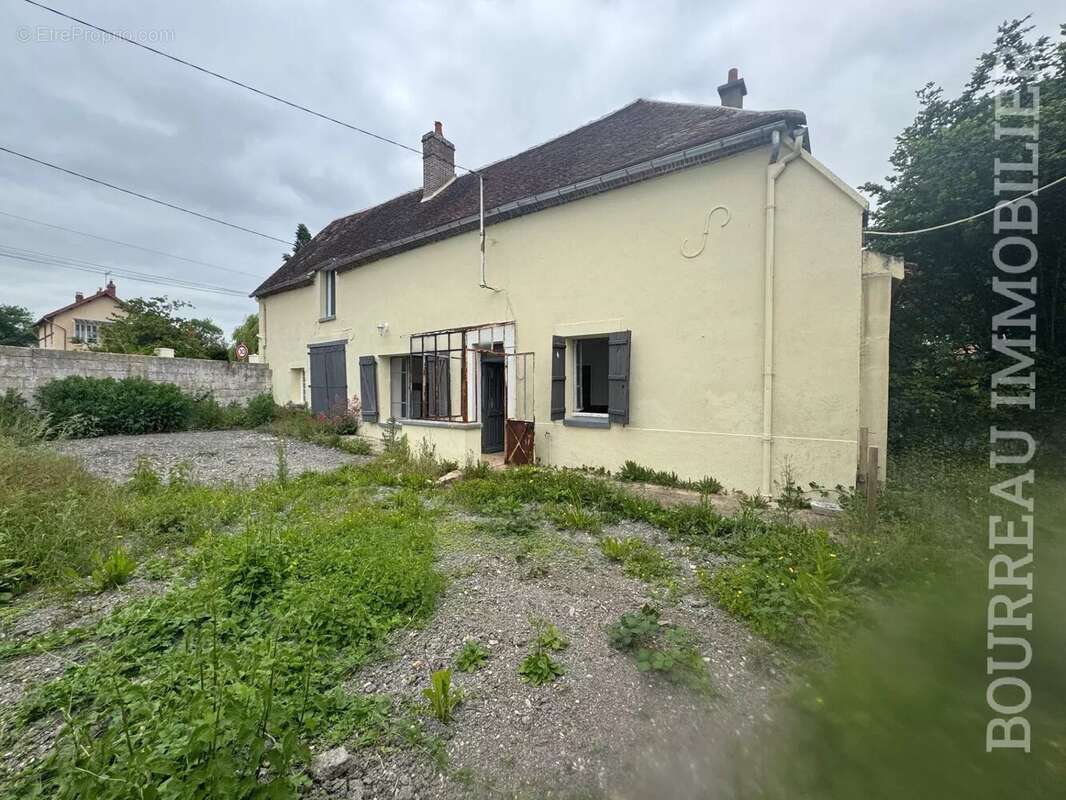 Appartement à LA CELLE-SAINT-CYR