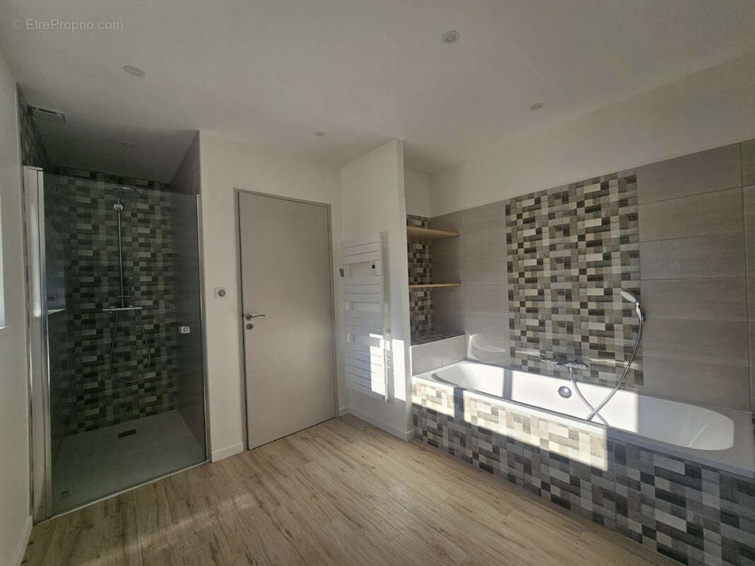 Maison à CREUZIER-LE-VIEUX