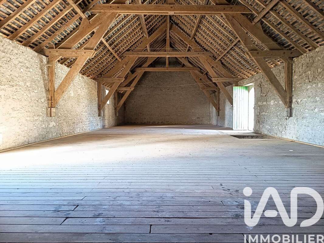 Maison 120 m² à La Tour-Saint-Gelin  - photo 4