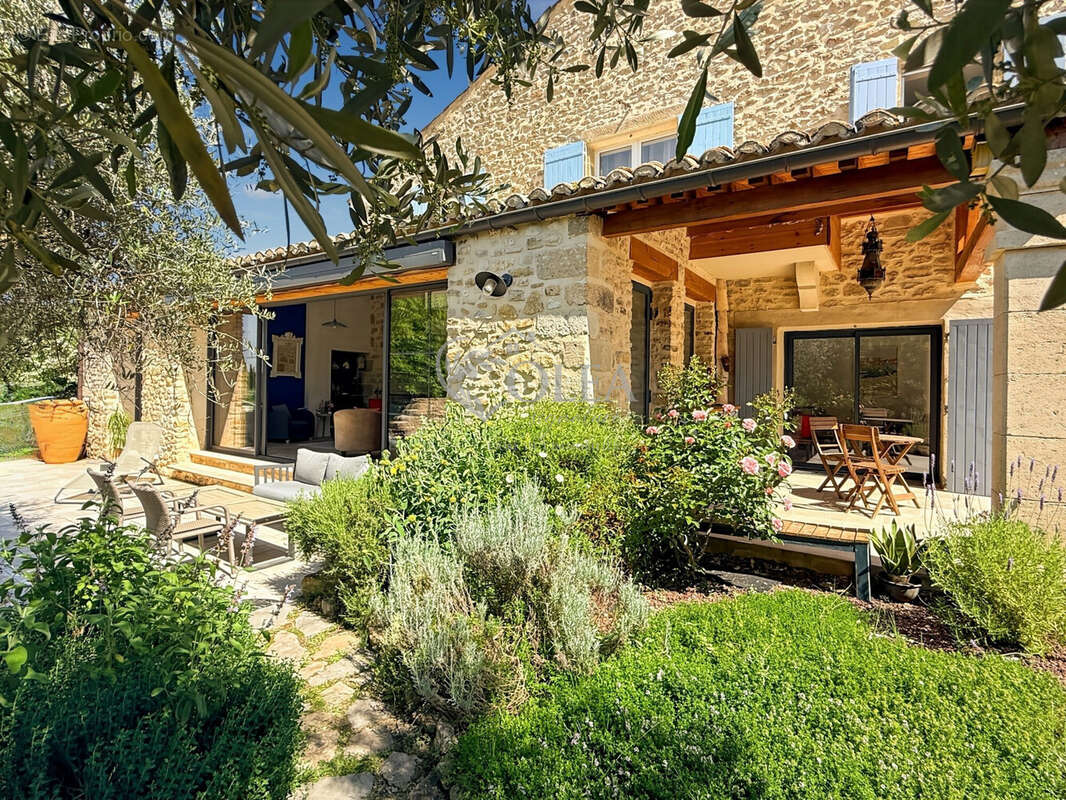 Jardin - Maison à MONTAREN-ET-SAINT-MEDIERS