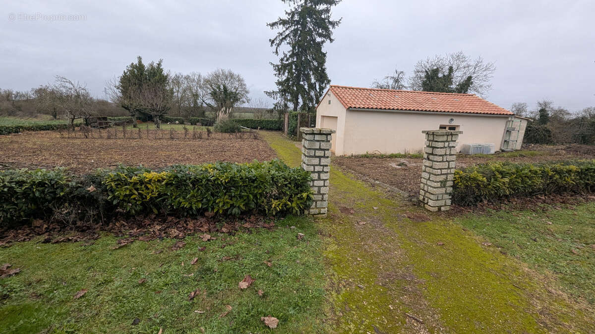 Saint gelais - maison de 120 m2 habitable 3 ch grand terrain et dependances - photo 10