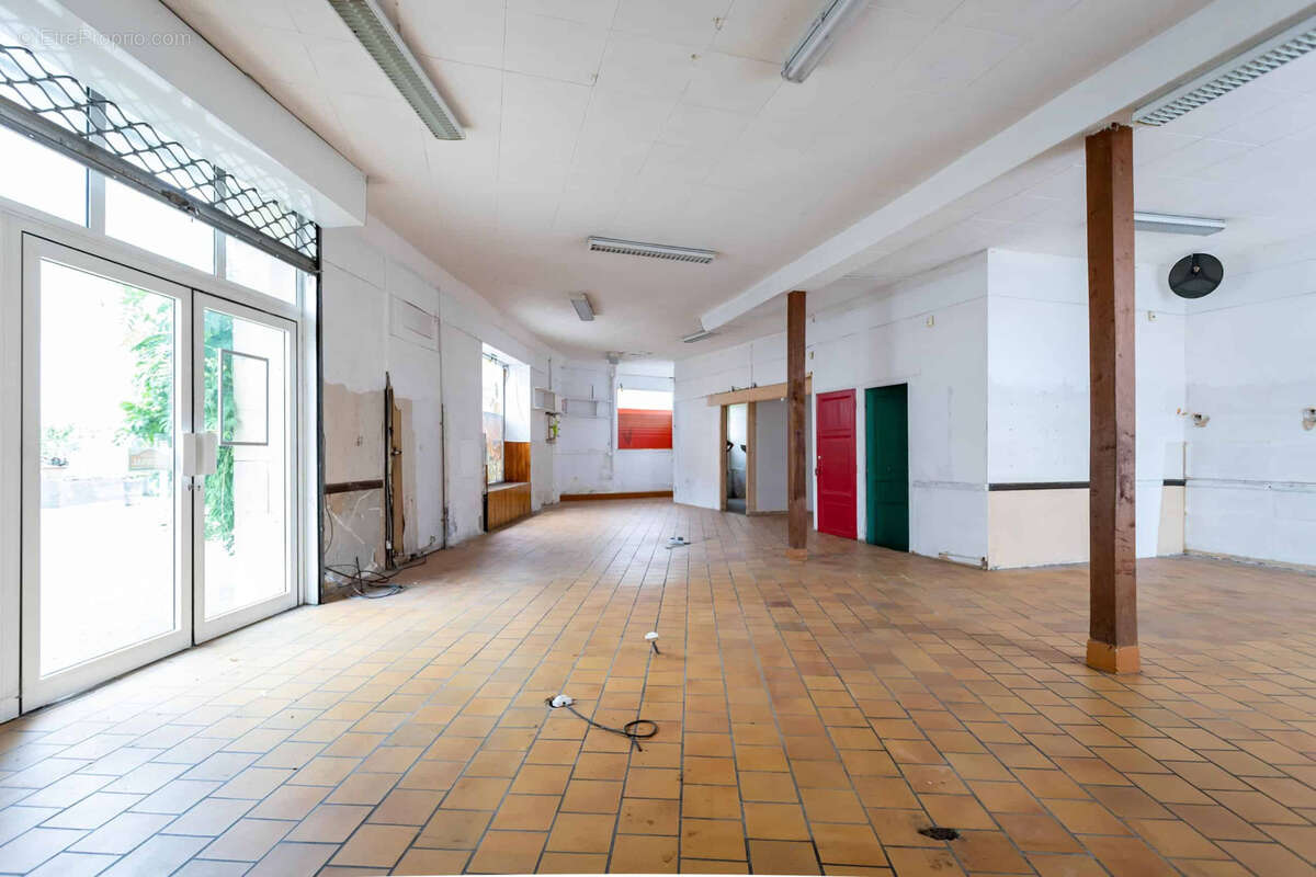 Commercial premises with accommodation - photo 5