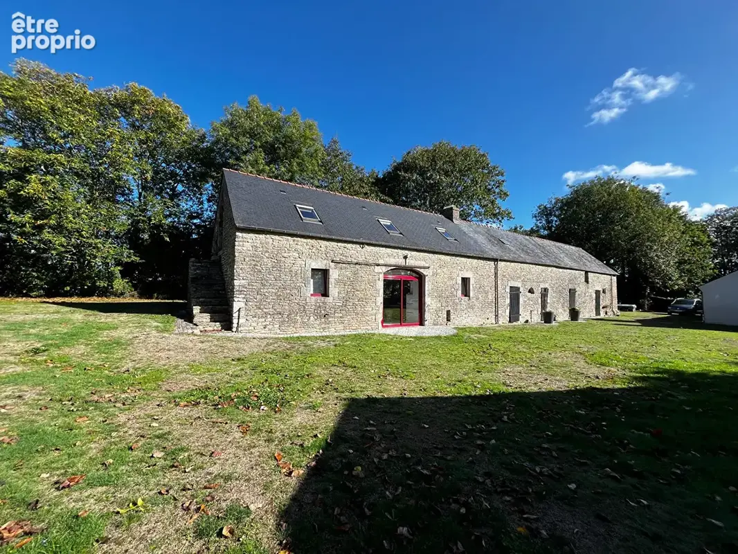 A VENDRE A SAINT-YVI - Ancienne ferme avec deux habitations, dépendances et plus de 6 000 m² de terrain - photo 3