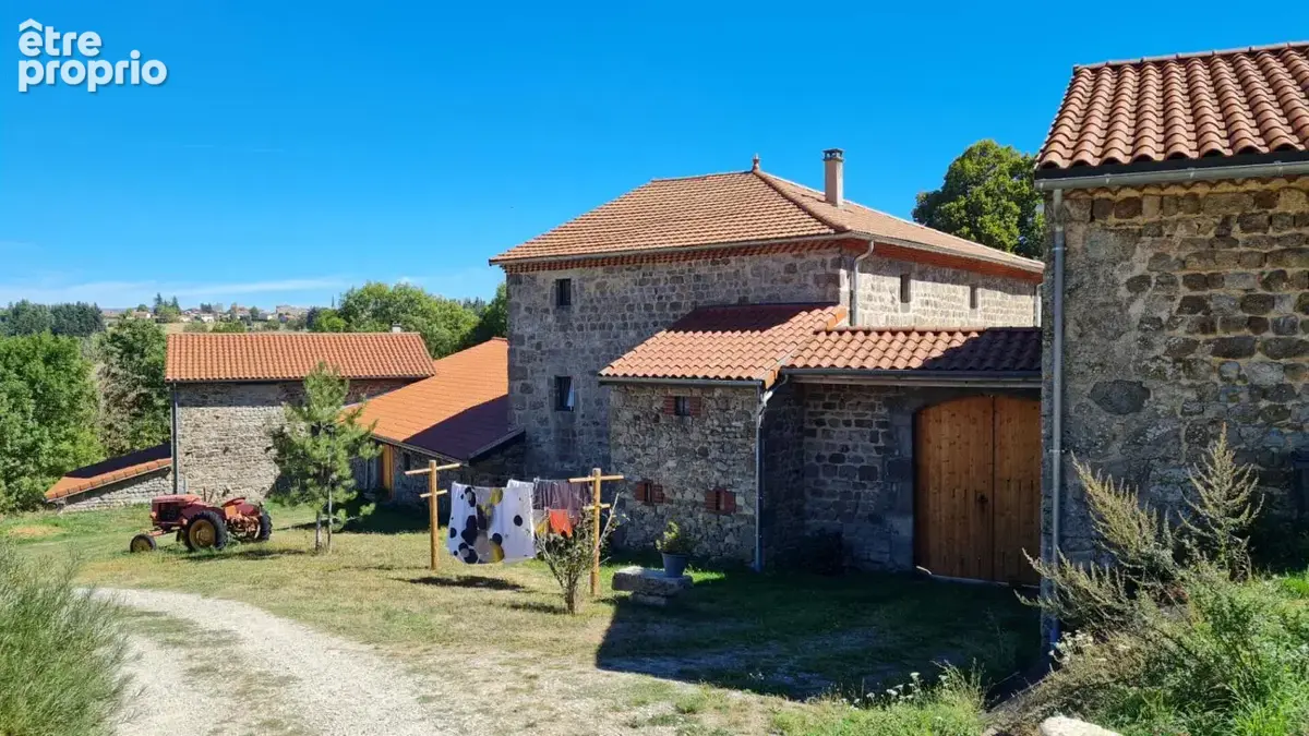 Maison Saint Didier En Velay 43140 propriété d'exception composée de deux habitations, nombreuses dépendances sur 9000m² de terr - photo 2