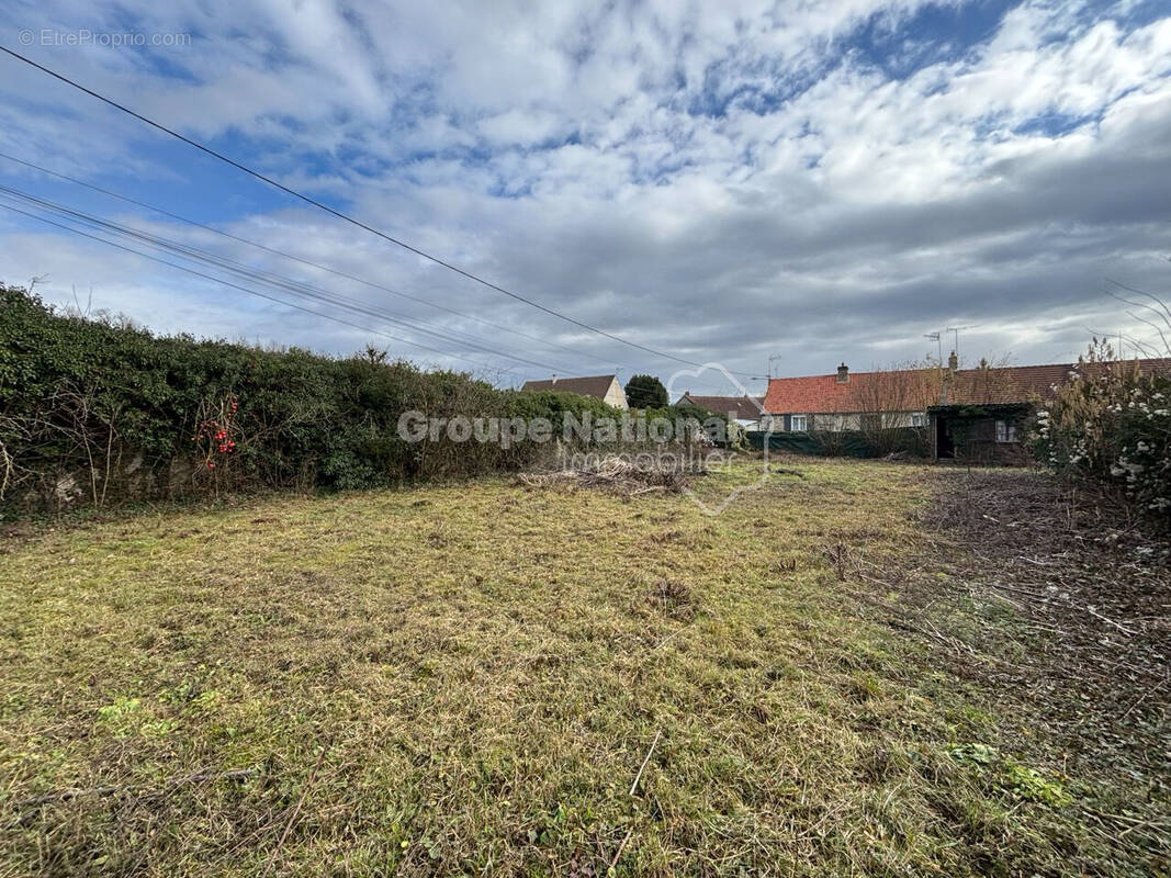 Terrain à FRESNOY-LA-RIVIERE