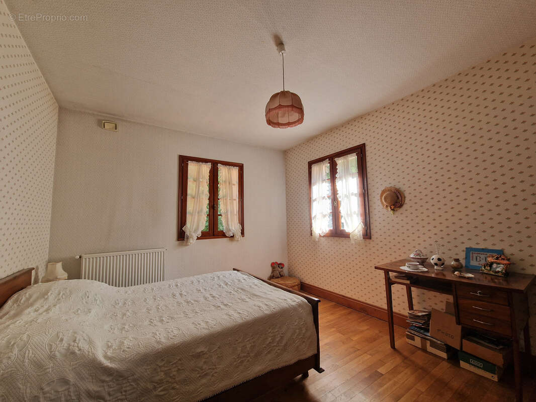 Maison à MONTMOREAU-SAINT-CYBARD