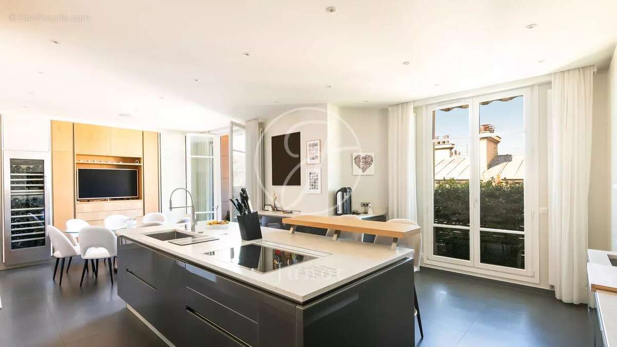 Appartement à PARIS-16E