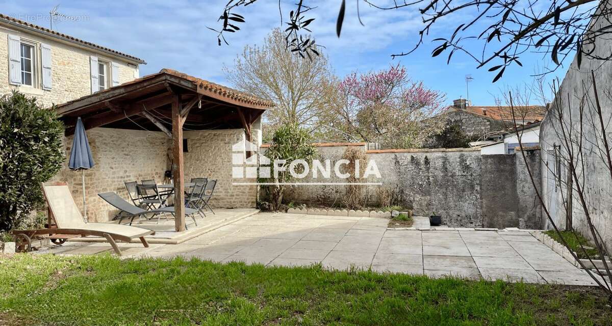 Maison de bourg en pierre rénovée 116 m² + grange + terrain – St Coutant-le-Grand - photo 3