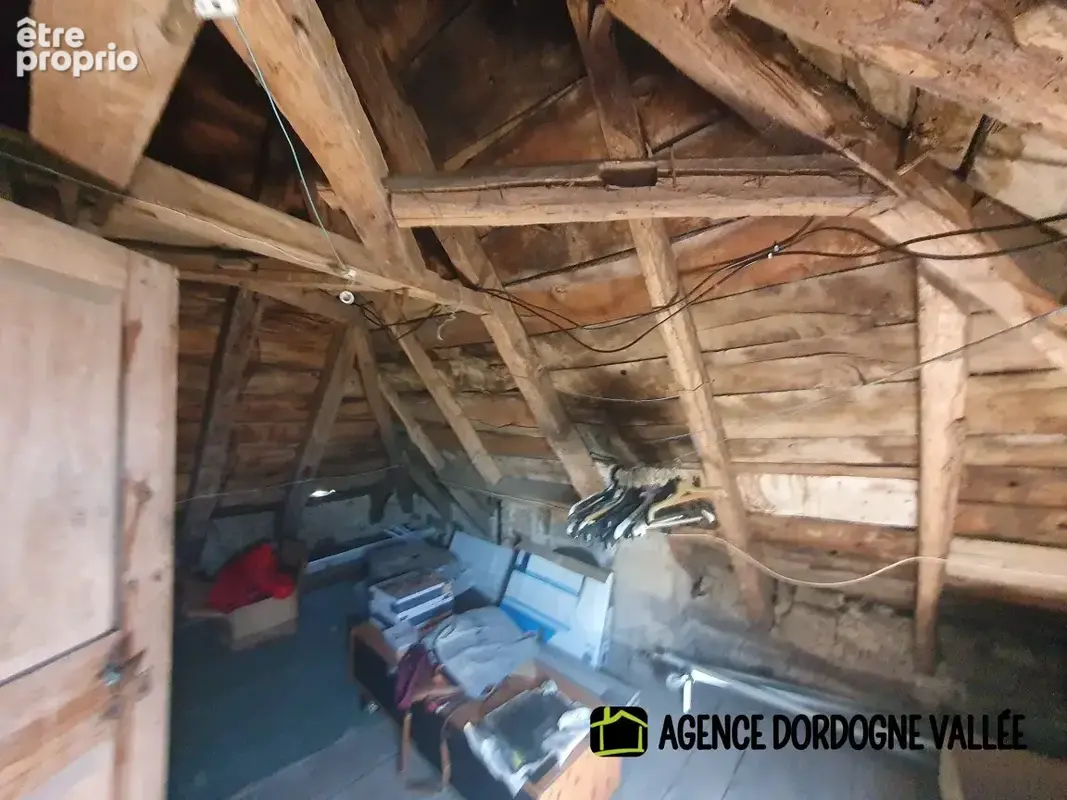 Maison de village en pierres avec terrain attenant de 2,5 ha, ruisseau, source et puits. - photo 16
