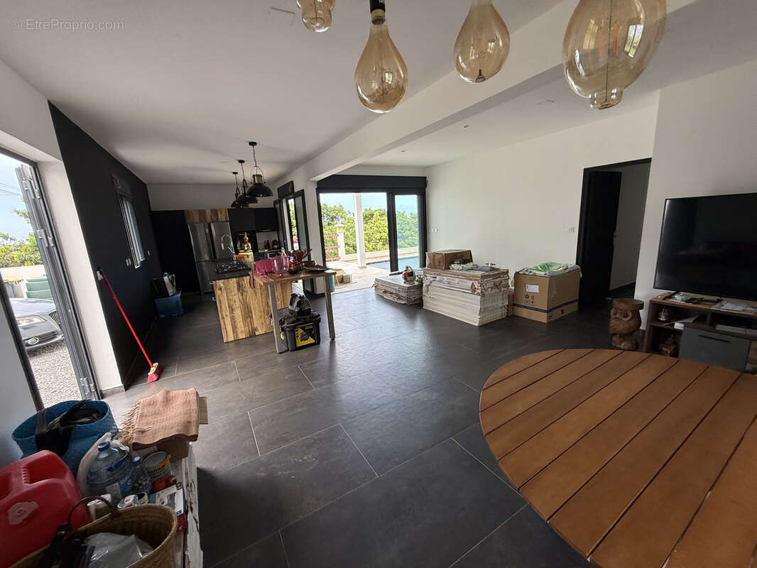 À vendre à Sainte-Rose : villa de 146m2 avec terrasse avec KRI - photo 2