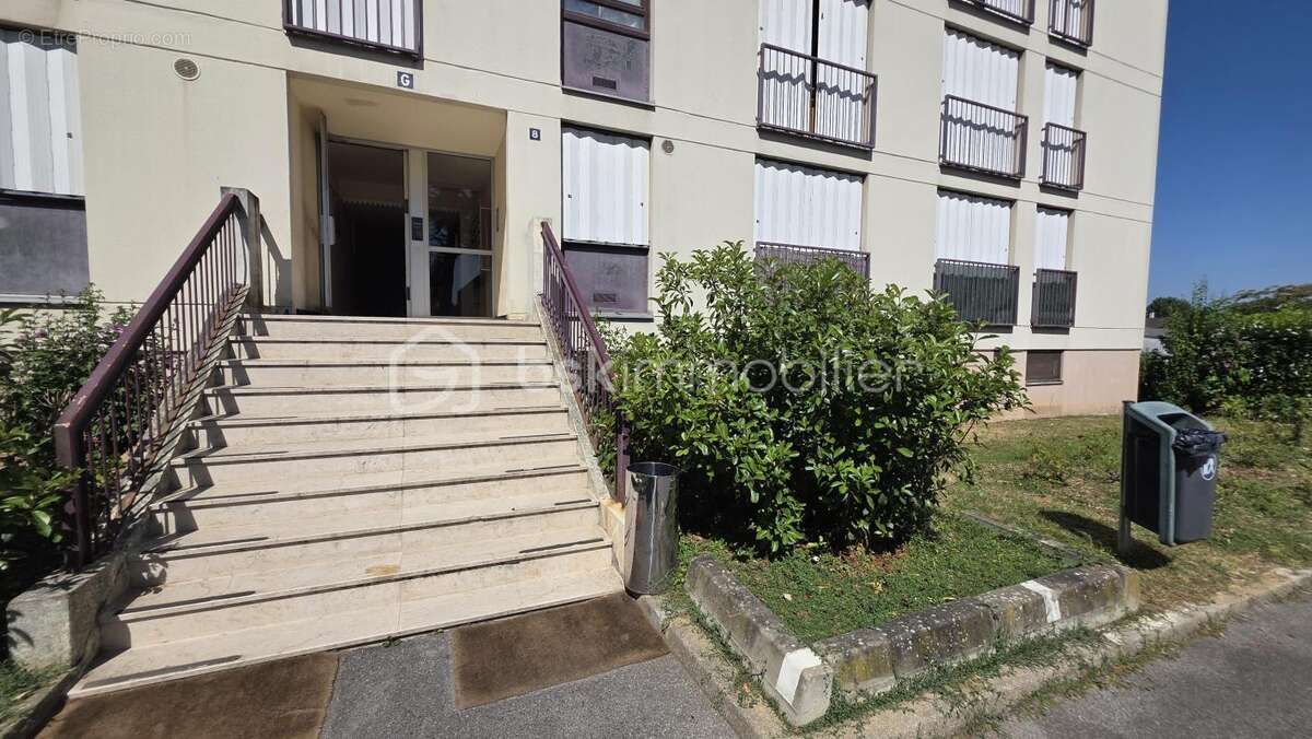Appartement F3 - 67 m2 - 2 chambres - cave et parking - photo 6