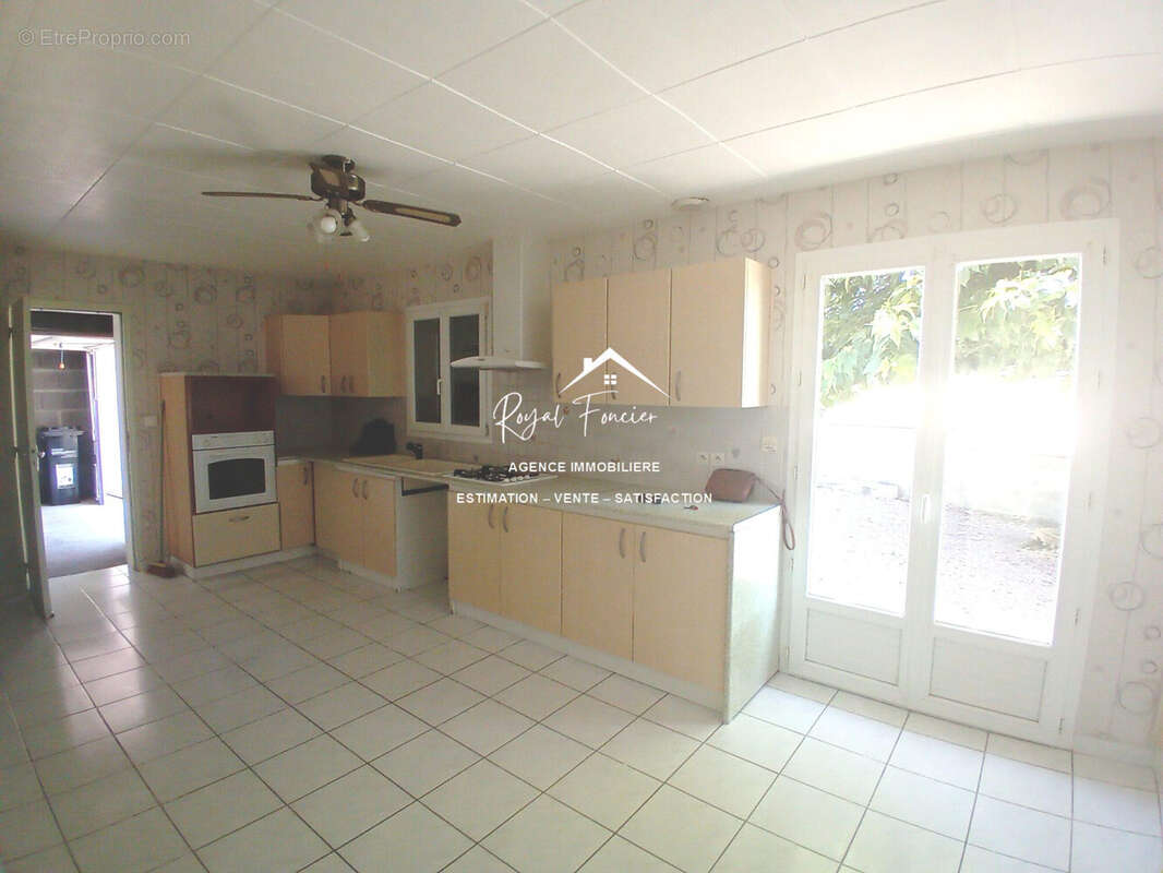 Cuisine indépendante de 18 m2 - Maison à DANGE-SAINT-ROMAIN