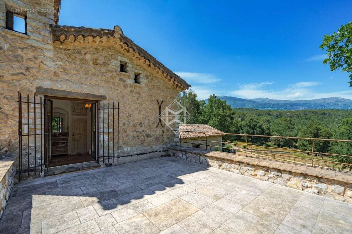 Maison à ROQUEFORT-LES-PINS
