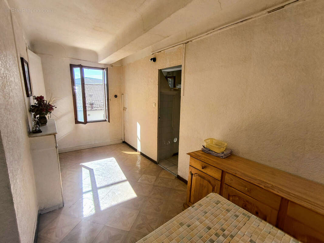À vendre : appartement à rénover de 43 mètres carrés dans le secteur de Toulon Ouest. - photo 3