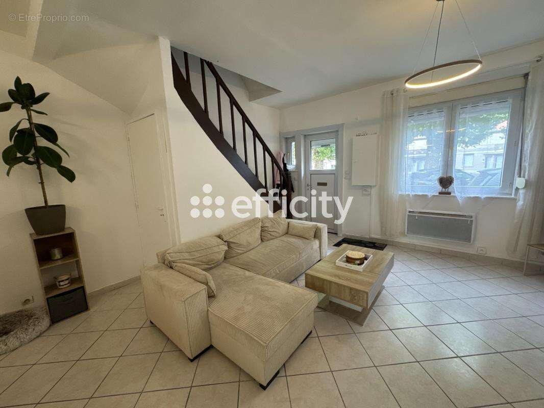 Maison à QUIEVRECHAIN